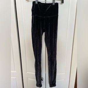 LIKE NEW Lululemon Wunder Under Velvet-Size 6